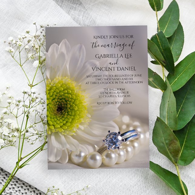 Invitación Boda de la margarita blanca y del anillo del diama (Invite guests to your marriage ceremony with the pretty White Daisy and Diamond Wedding Invitation.)