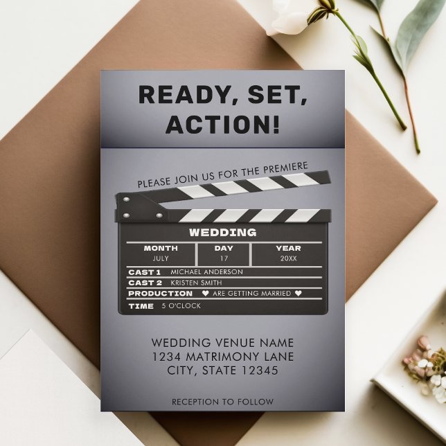 Invitación Boda de la placa de aplausos para películas de cin (Retro Coming Soon Movie Film Clap Board Wedding Invitation)