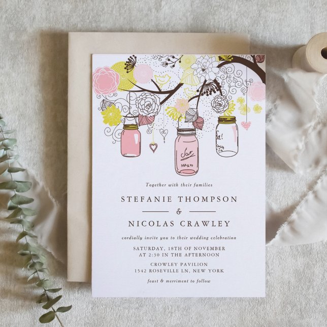Invitación Boda de las jarras de mason colgando rosa y amaril (Pink and Yellow Mason Jars and Flowers Wedding Invitation)
