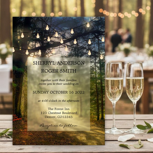 Invitación Boda de las luces de cadena forestal encantadas (Elegant wedding invitation featuring a path in an enchanted forest with festive string lights.)