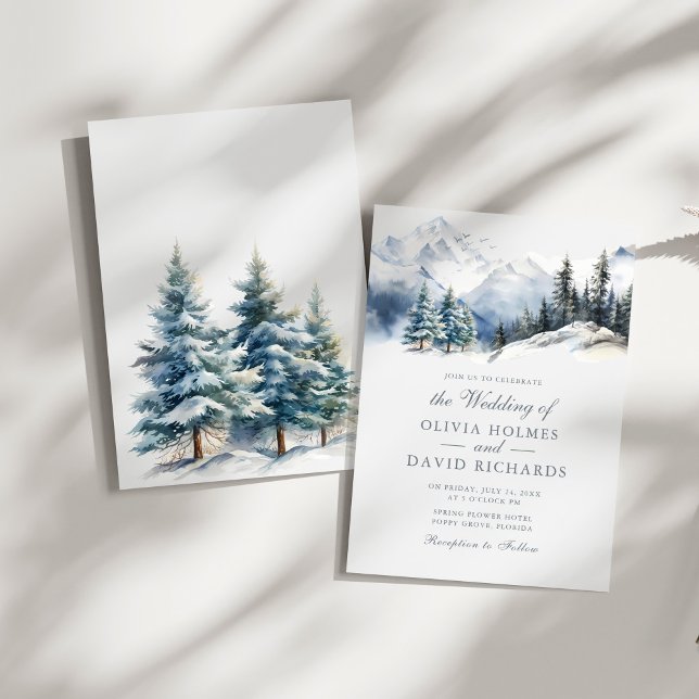 Invitación Boda de las Montañas de Invierno y Pinos (Watercolor Winter Mountains & Pine Trees Wedding Invitation on a sunny white table.)