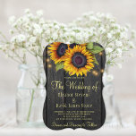 Invitación Boda de madera de granero rústico con girasoles do<br><div class="desc">Celebración rústica de bodas y recepción elegante plantilla de invitación sobre fondo de granero marrón oscuro con grandes ramos dorados dorados, cuerdas de luces intermitentes y un falso guión de tipografía de oro. Fácil de personalizar con tus detalles! Puede optar por personalizar de los tipos de letra y los colores...</div>