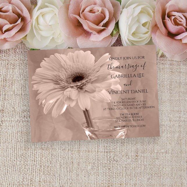 Invitación Boda de margarita de color rosa pálido (Set an elegant tone with the pretty Pale Pink Tinted Daisy Wedding Invitation.)