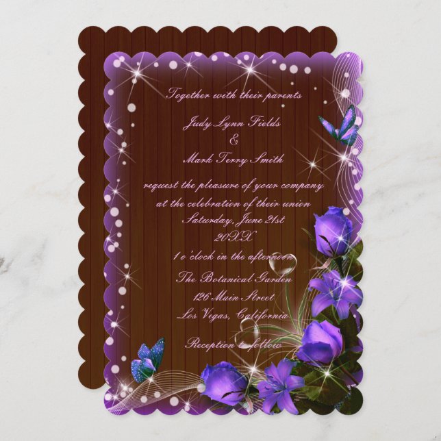 Invitación Boda de mariposa floral púrpura de madera oscura r (Anverso / Reverso)