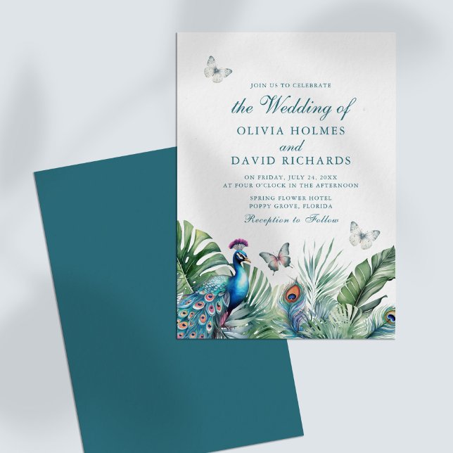 Invitación Boda de mariposas de plumas tropicales de pavo rea (Tropical Peacock Feathers Butterflies Wedding Invitation on a white table.)