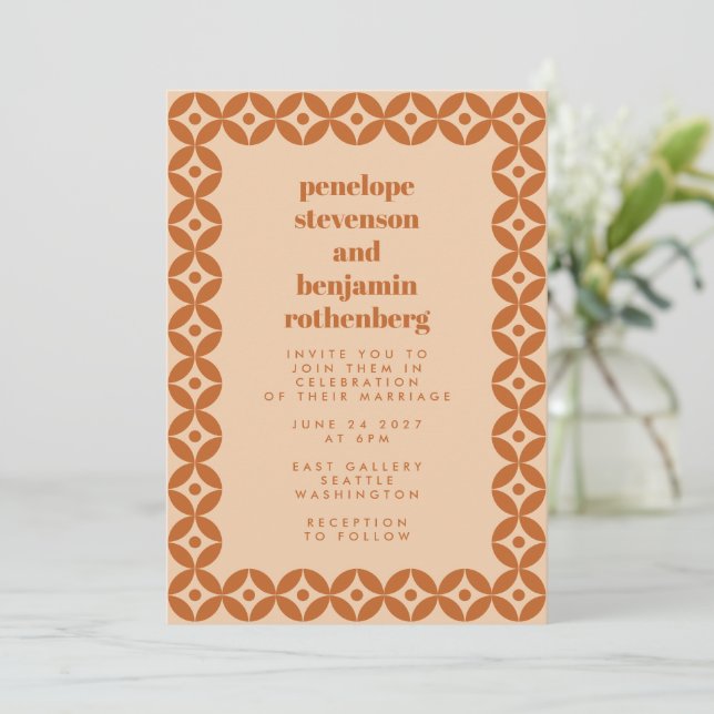 Invitación Boda de Moda geométrica de Mod de Brown y Tan (Anverso de pie)