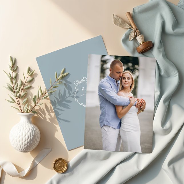 Invitación Boda de monograma de cinta y foto de compromiso (Engagement Photo Bow & Ribbon Monogram Wedding Invitation)