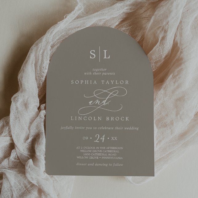 Invitación BODA de monograma elegante de soPHIA Arch Rustic T (SOPHIA Arch Rustic Taupe Elegant Monogram Wedding Invitation)