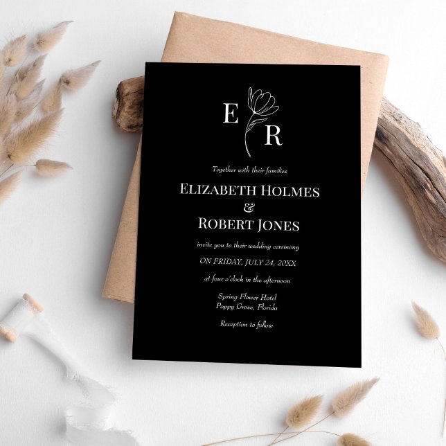 Invitación Boda de monograma floral negro moderno (Modern Black Floral Monogram Wedding Invitation on white table with neutral boho decoration.)