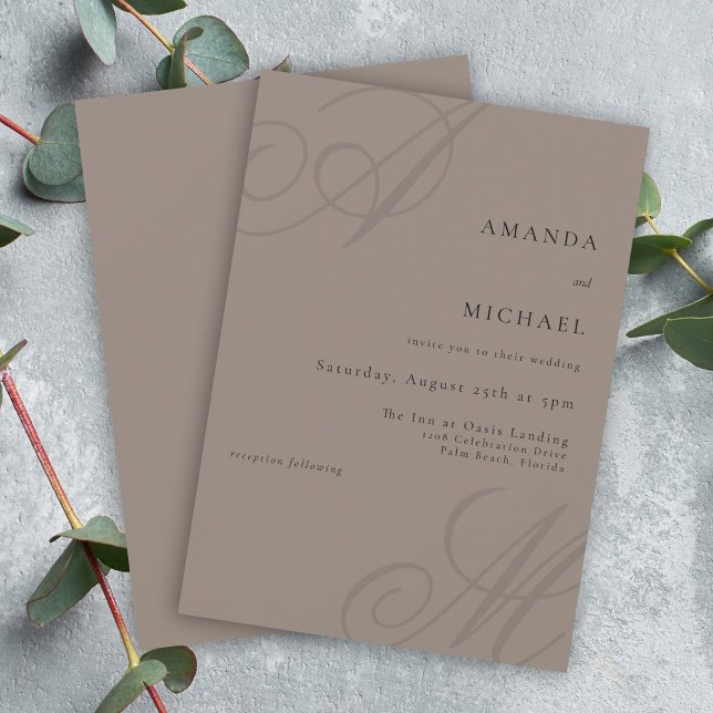 Invitación Boda de monograma mínimo simple y elegante Taupe (Simple elegant wedding invitation with the bride and groom's monogram initial.)
