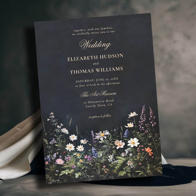Invitación Boda de Moody Wildflowers, un cuento de hadas romá (moody dark romantic wedding invitation midnight garden wild flowers black white purple formal casual)