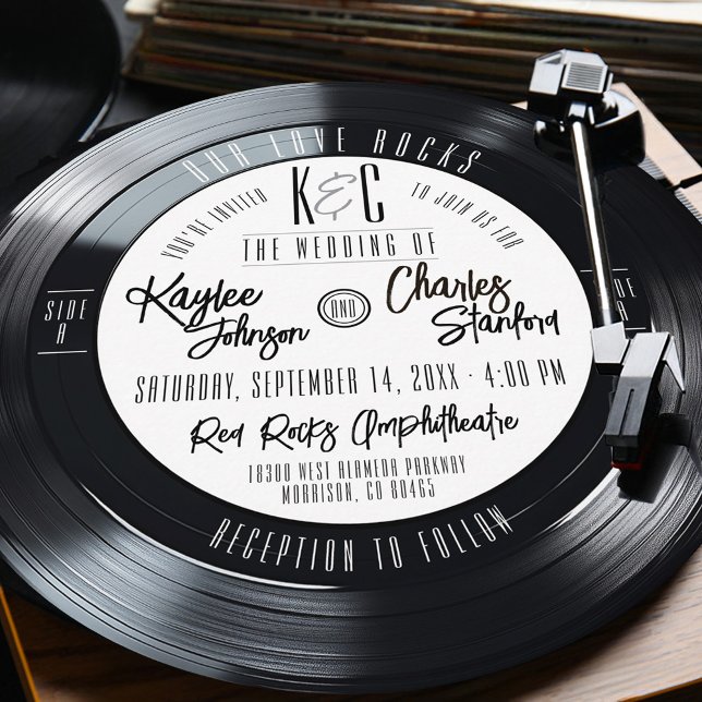 Invitación Boda de música de vinilo en blanco y negro (VIntage black white Our Love Rocks classic vinyl record album round retro unique wedding invitation)