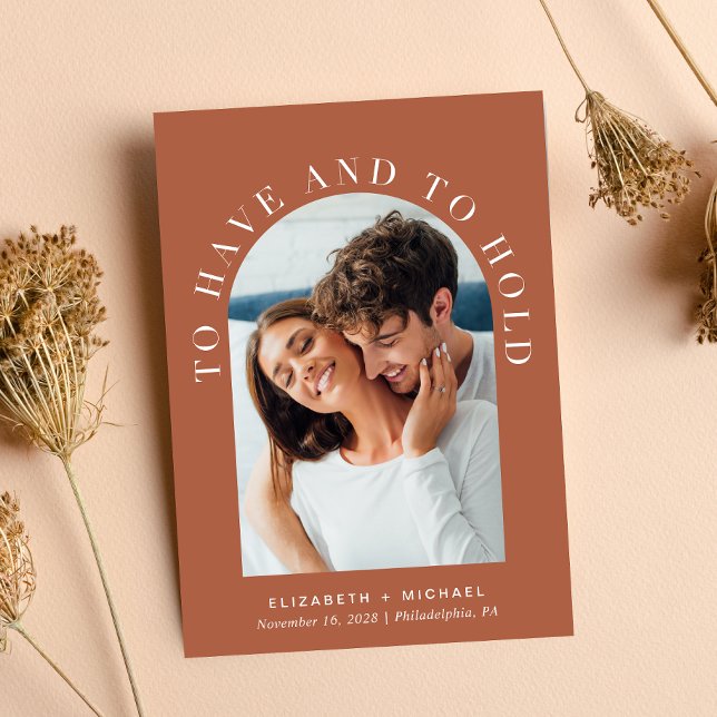 Invitación Boda de Naranja quemado por fotografía en un arco  (Celebrate your love story with an invitation showcasing your favorite photo in an elegant arch frame)