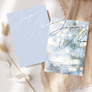 Invitación Boda de Navidad con árbol y bokeh azul invernal