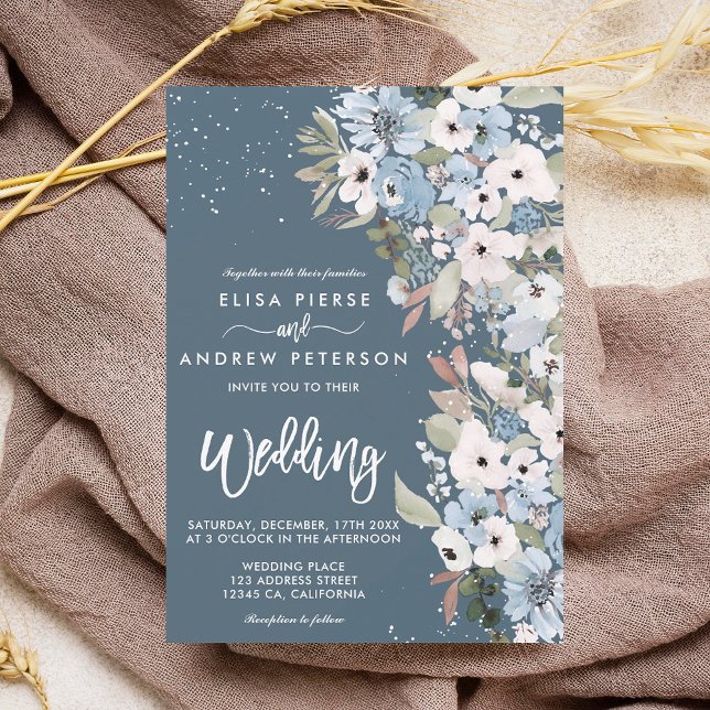 Invitación Boda de nieve floral azul polvoriento de invierno (Winter dusty blue floral snow wedding invitation on dusty bue)