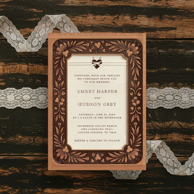 Invitación Boda de novios occidentales sobre cuero con herram (rustic country wedding invitation western cowboy tooled leather sweethearts elegant barn ranch)
