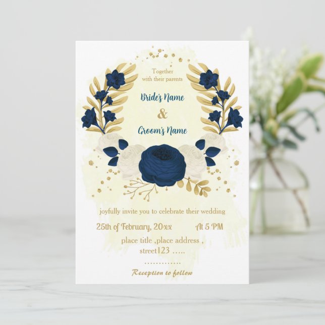 Invitación boda de oro azul marino y flores blancas (Anverso de pie)