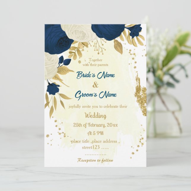Invitación boda de oro azul marino y flores blancas (Anverso de pie)