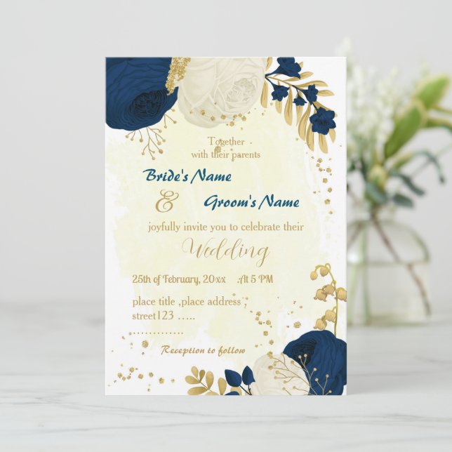 Invitación boda de oro azul marino y flores blancas (Anverso de pie)