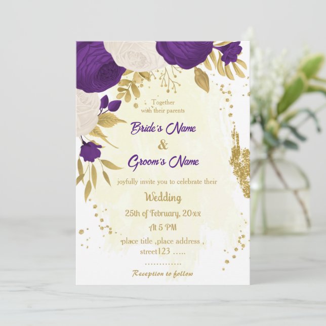 Invitación boda de oro de flores reales moradas blancas (Anverso de pie)
