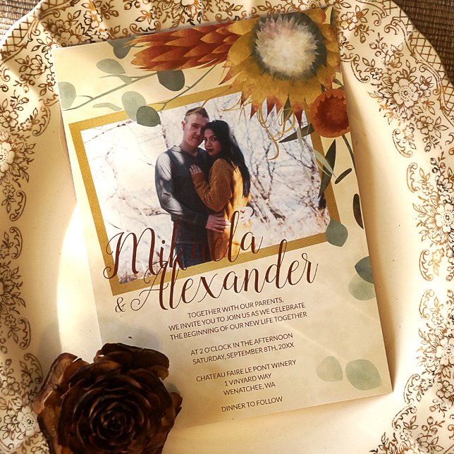 Invitación Boda de otoño con proteas doradas y bronce verde s (Fall Protea Flowers in Gold and Brown with Sage Green Eucalyptus Leaves)