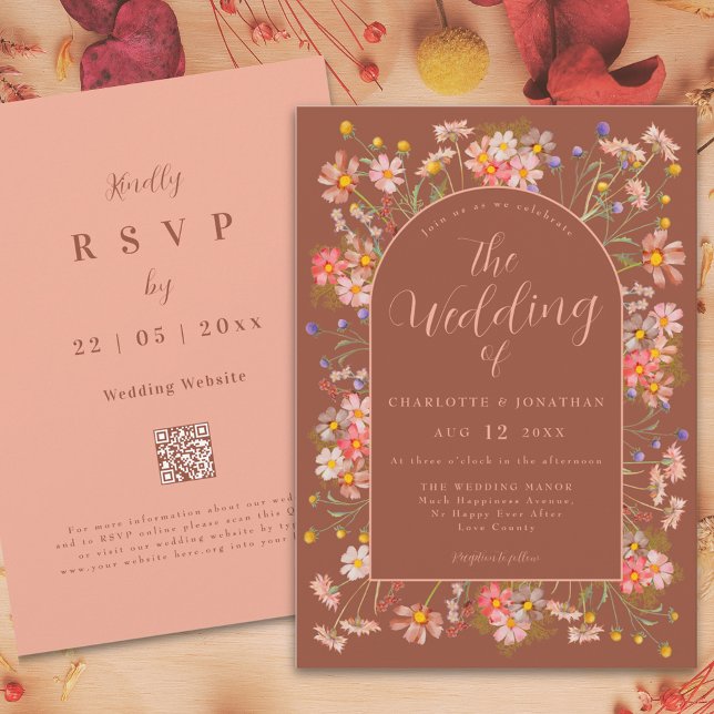 Invitación Boda de otoño en el arco de flores silvestres Terr (Wildflower arch terracotta burnt orange peach elegant fall wedding invitation with website qr code)