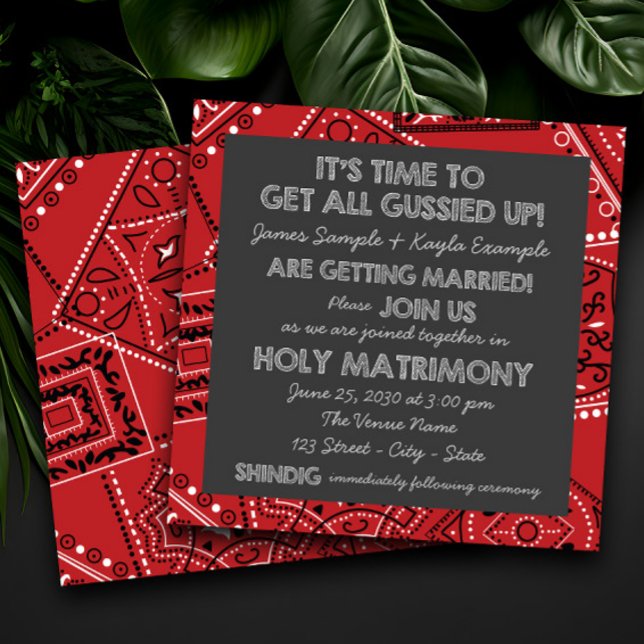 Invitación Boda de pizarra rústica de bandana roja (Fun rustic cowboy red bandana wedding invitation. Simply add your details.)
