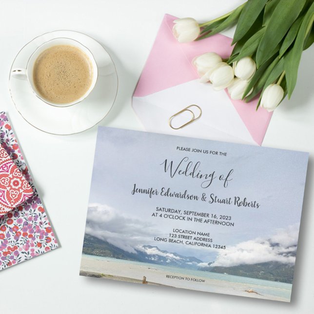 Invitación Boda de playa de verano de montaña moderna (Rustic modern beach mountain wedding invitation.)