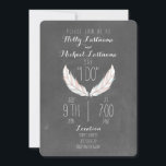 Invitación Boda de plumas inspiradas en el cartón<br><div class="desc">Una invitación a la boda con un ilustracion de dos plumas blancas acentuadas con melocotón y azul sobre un fondo inspirado en el pizarrón.</div>