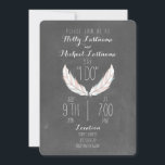 Invitación Boda de plumas inspiradas en el cartón<br><div class="desc">Una invitación a la boda con un ilustracion de dos plumas blancas acentuadas con melocotón y azul sobre un fondo inspirado en el pizarrón.</div>