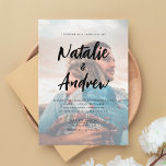 Invitación Boda de script Minimalista de superposición de fot<br><div class="desc">Una simple y casual,  moderna y elegante invitación a la boda,  con un superpuesto fotográfico de la pareja y un guión minimalista de tipografía con los detalles del boda.</div>