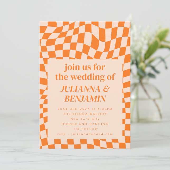 Invitación Boda de tablero de ajedrez retro Naranja todo en u (Anverso de pie)