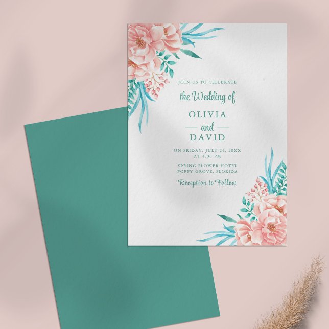 Invitación Boda de verano floral durazno y turquesa (Peach and Turquoise Floral Summer Wedding Invitation on a pale pink table.)