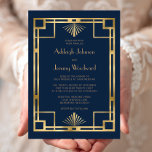 Invitación Boda Deco de Marina Blue Gold Geo Vintage de los a<br><div class="desc">Esta elegante invitación de bodas de inspiración vintage presenta un texto de color dorado sobre un fondo azul marino, enmarcado por un borde Art Déco geométrico rectangular en un falso Relieve metalizado de oro. El dorado de la tarjeta está decorado con un diseño de fondo de deco de color azul...</div>