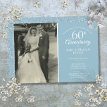 Invitación boda del 60° aniversario de Diamond Confetti<br><div class="desc">Personalice con su foto boda favorita y sus detalles especiales de la celebración del 60 aniversario del boda de diamantes en la tipografía blanca de moda sobre un fondo azul diamante. Lo inverso es que los corazones confetti se adoran. Diseñado por Thisisnotme©</div>