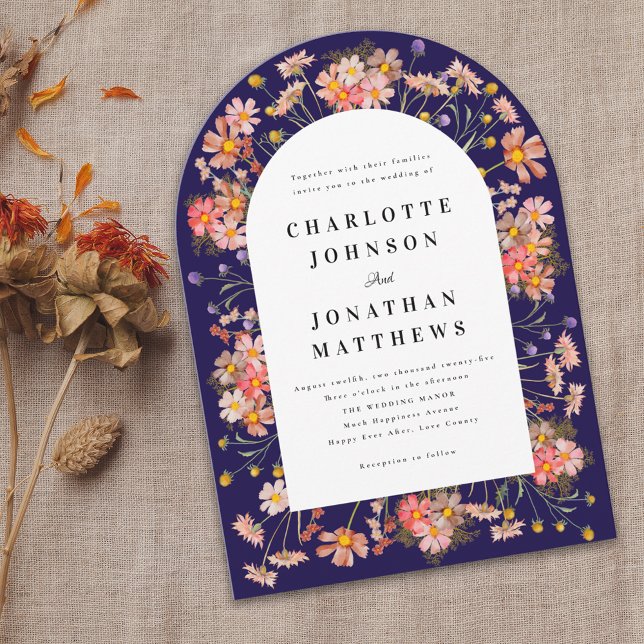 Invitación Boda del Arco de Flor Silvestre Navy Blue Boho Fal (Navy blue boho rustic floral arch fall wedding invitation Watercolor wildflowers elegant modern )
