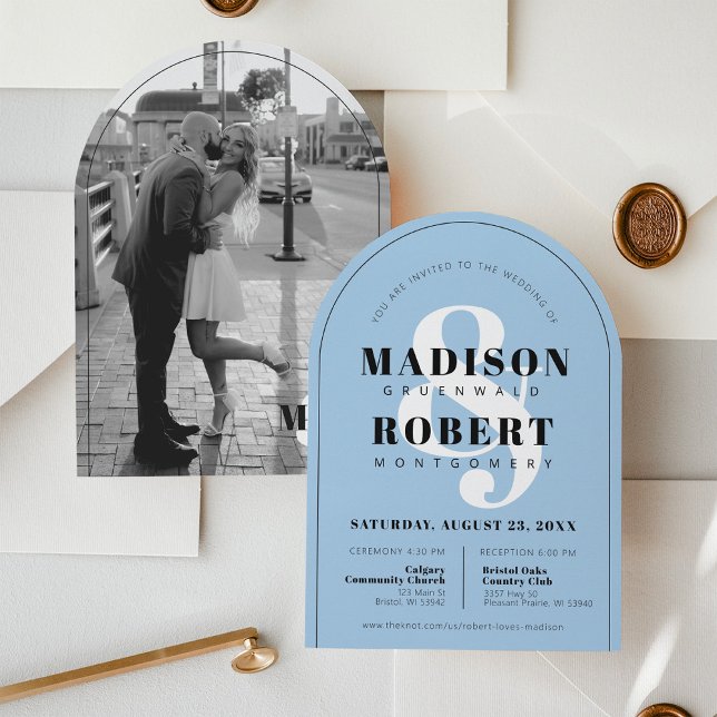 Invitación Boda del arco fotográfico blanco y negro de Blue A (Modern black and White photo ampersand bold unique sky cornflower light blue arch wedding invitation)