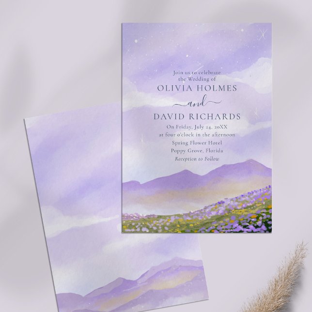 Invitación Boda del paisaje nocturno de Lilac caprichoso (Whimsical Lilac Night Landscape Wedding Invitation on lilac table.)