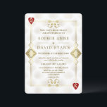 Invitación Boda del Poker Gold Gatsby Casino Royale Vegas<br><div class="desc">Diseño de tarjeta único con tema de Casino Royale y Great Gatsby. Cuenta con estilo art déco vintage, un marco antiguo de Hollywood de la década de 1920 con Fleur-de-lis dorado falso, corazones rojos, Q y K en dos esquinas (simulando cartas de juego), sobre un fondo dorado con patrón Art...</div>