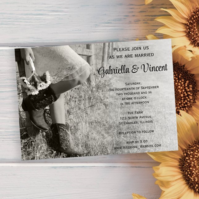 Invitación Boda del Rancho del País de las Vaqueras y los Sun (Invite guests to your farm marriage with the charming Cowgirl & Sunflowers Ranch Wedding Invitation.)