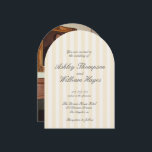Invitación Boda elegante a rayas amarillo<br><div class="desc">El Yellow Vintage Elegant Striped Wedding Invitation combina el encanto atemporal con un sofisticado diseño a rayas, perfecto para las parejas que buscan añadir un toque de elegancia vintage a su día especial. Con tonos amarillos cálidos y una tipografía refinada, esta invitación marca el tono para una elegante celebración boda...</div>