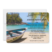 Boda en hermosa playa tropical con bote de remos