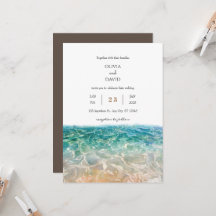 Boda en la playa con olas de océano cristalinas tr