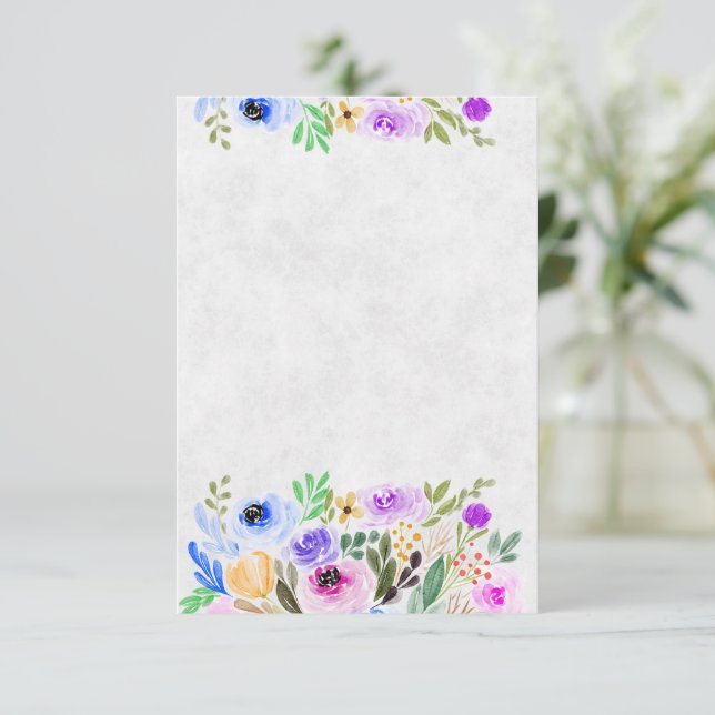 Invitación Boda floral acuarela púrpura y azul en blanco (Anverso de pie)