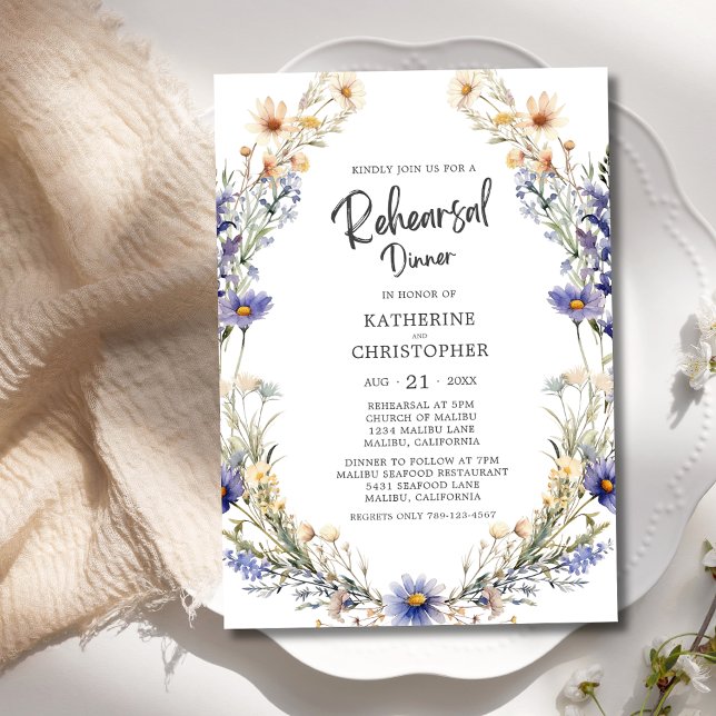Invitación Boda Floral Azul Dusty Ensayo Cena (Dusty Blue Watercolor Wildflowers Wedding Rehearsal Dinner Invitation with Couple Names, Details.)