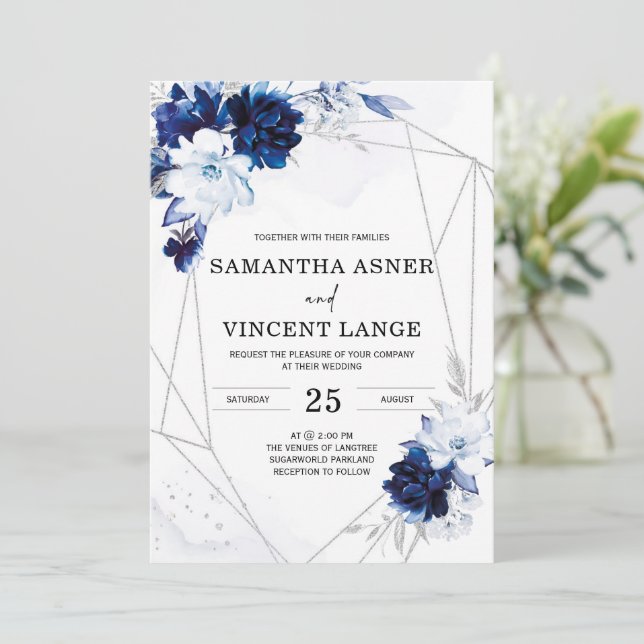 Invitación Boda floral blanca plateada azul real (Anverso de pie)