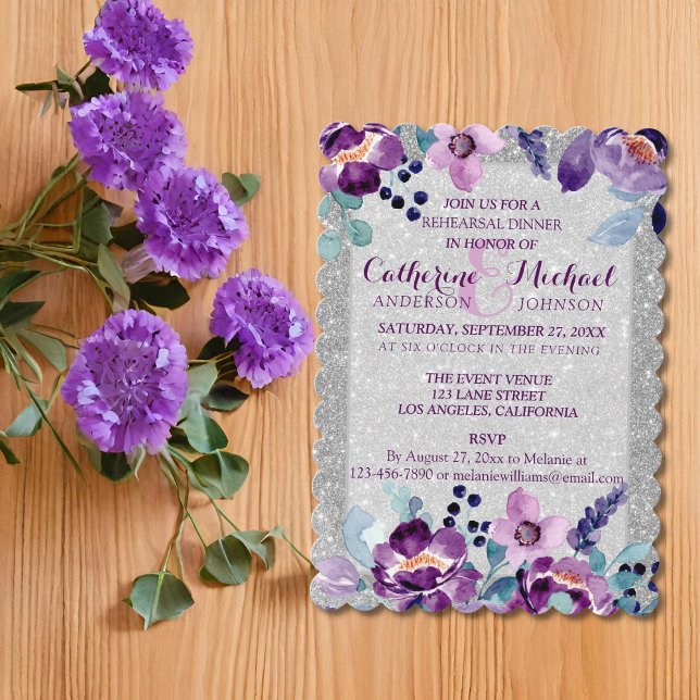 Invitación Boda Floral de Acuarela Morada y Brillo de Plata (Flat lay romantic plum lilac spring watercolor lavender pansy floral silver glitter Rehearsal Dinner)