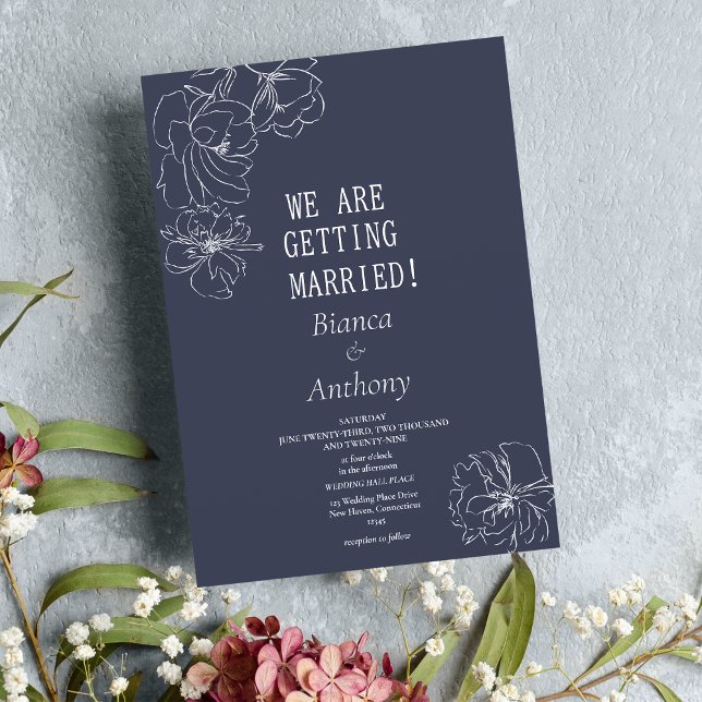 Invitación Boda floral de peonia blanca morena simple (Simple dark purple white peony floral wedding)