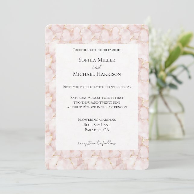 Invitación Boda Floral de Pétalos de Rosa Rosa Rubor Dorado (Anverso de pie)