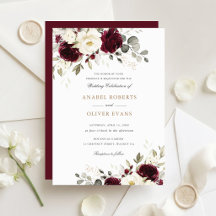 Boda floral elegante de Burgundy y vegetación blan